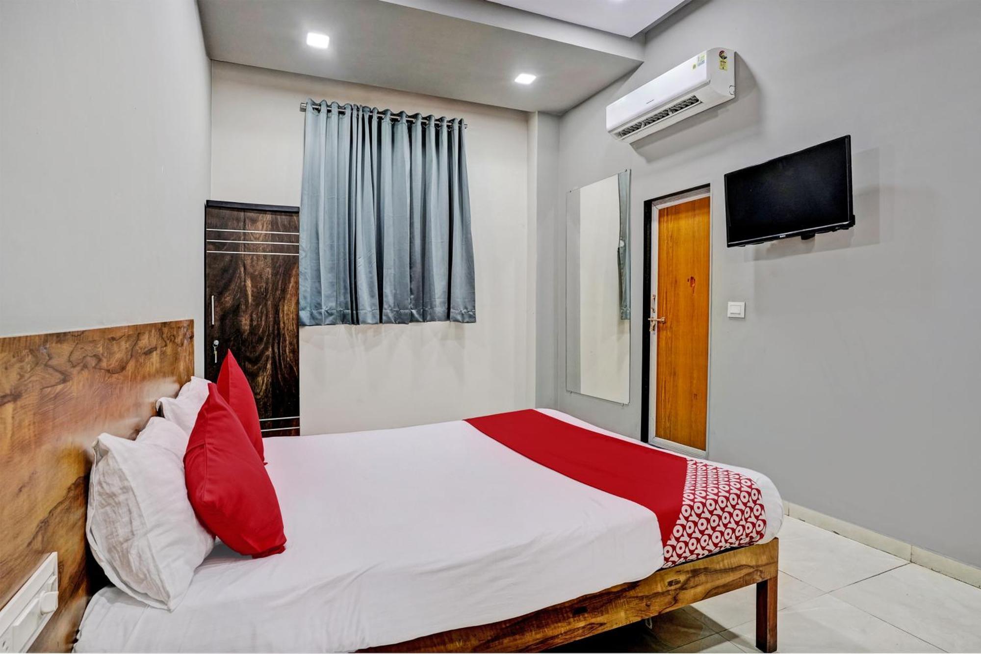 Oyo Flagship Hotel 9 Surat Exterior foto
