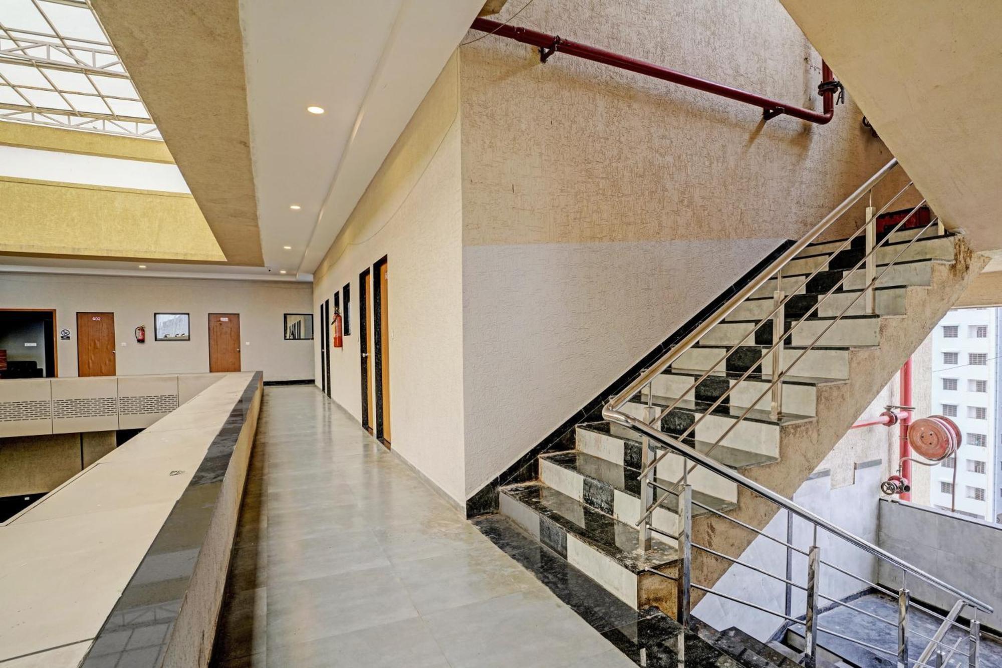 Oyo Flagship Hotel 9 Surat Exterior foto